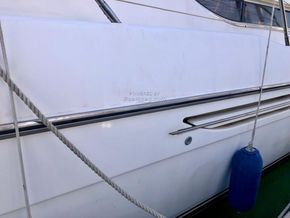 Princess 460  - Hull Close Up