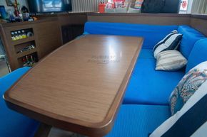 Lagoon 420  - Saloon Table