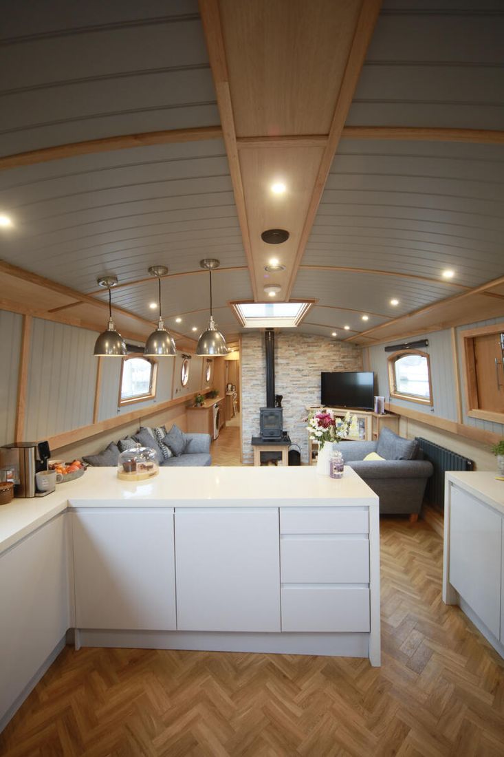 BESPOKE BOAT CO 65ft WIDEBEAM