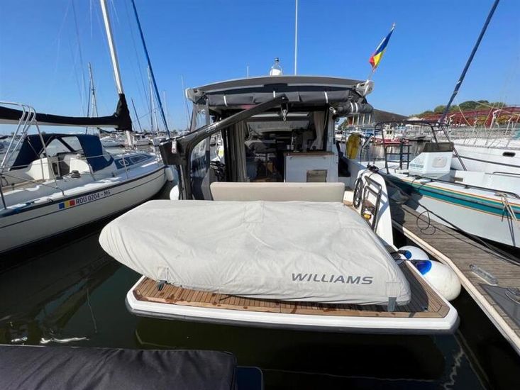 2018 Sealine C330