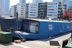30ft narrowboat on residential London mooring