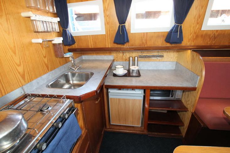 pleasant and well maintained (blasted) living / recreational vessel