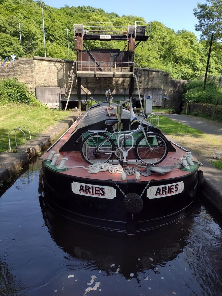 Widebeam Liveaboard - Leeds Liverpool Short Boat style 83% scale