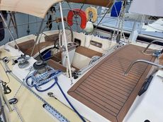 1982 Oyster 37