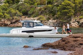 Jeanneau Merry Fisher 895 - easy access from moorings