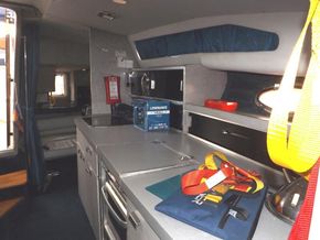 Bayliner 2950 Avanti - Galley