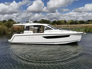 2017 Sealine C330