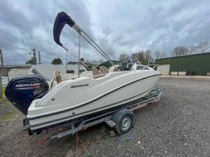 Quicksilver 555 activ cabin
