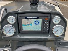 Quicksilver 555 activ cabin