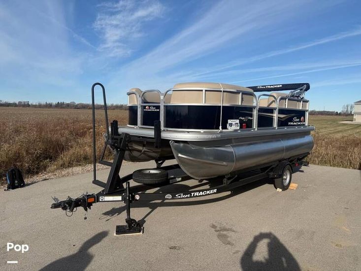 2025 Sun Tracker 16 party barge dlx