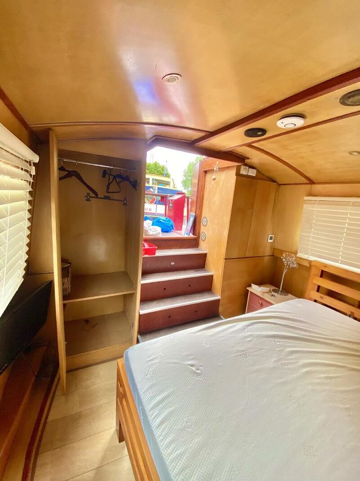 57ft x 10ft Wide Beam houseboat