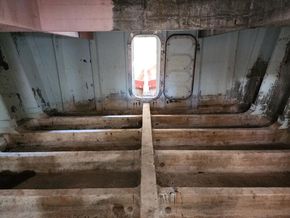 Barge Houseboat 83ft House Boat in Idyllic Cornish River.  - Interior