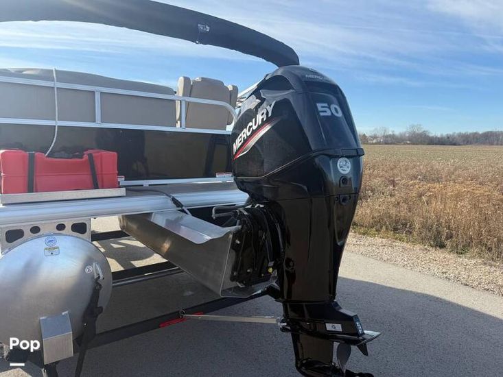 2025 Sun Tracker 16 party barge dlx