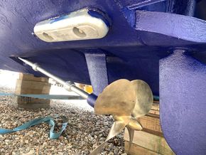 Sealine F37 Bow and Stern Thrusters - Underwater profile