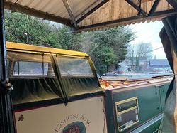 Compact fully equipped narrowboat