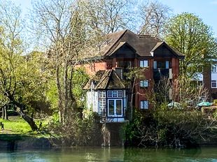 Rarely available boathouse on River Thames