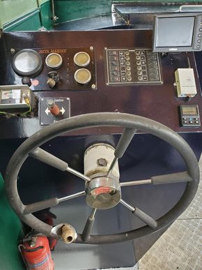 Helmsman position to port with a steering wheel