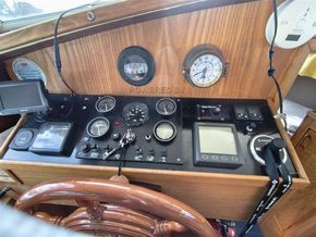 Classic Motor Cruiser  Centre Cockpit - Cockpit Instruments