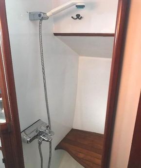 Aft shower stall (head to left)