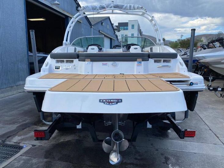 2023 Chaparral 23 surf