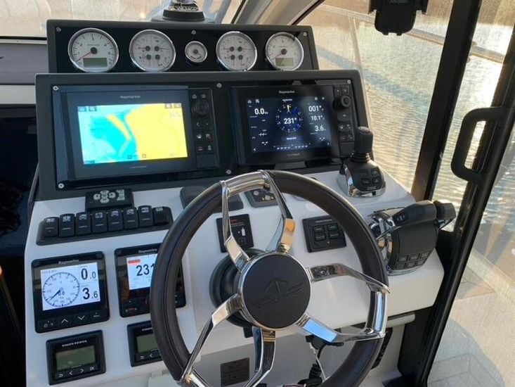 2018 Sealine C330