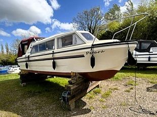 Petara-23ft 1989 Viking Mouldings 4 berth motor cruiser.