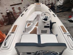 Sur Marine ST330  - Interior