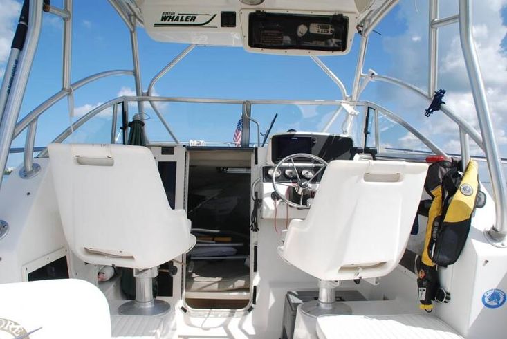 2000 Boston Whaler 235 conquest