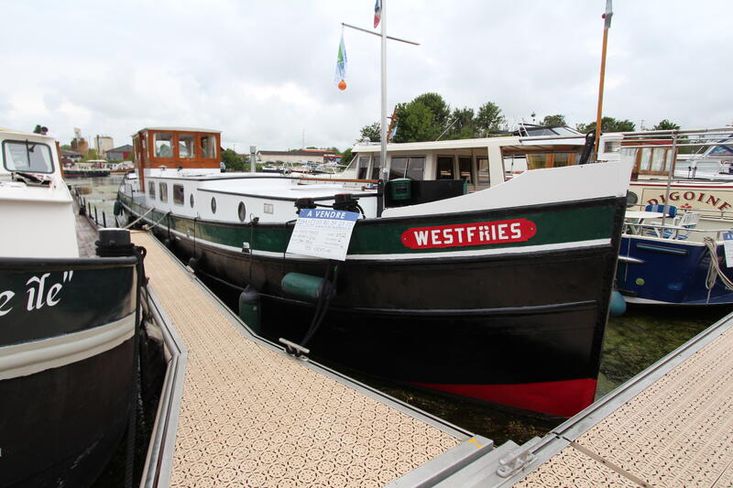 Volharding Barge