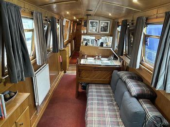 Fully-fitted cruiser style 16.75m