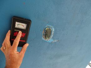 Hull moisture reading