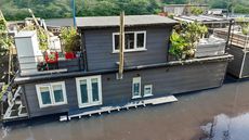 Residential mooring on main stream Thames