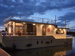 WOHNSCHIFF (Houseboat) 80m² WOHNFLÄCHE 60m² Terrasse