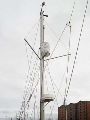 Mizzen mast with radar and radar reflector