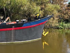 Dutch Barge 24m with Thames mooring  - Bow