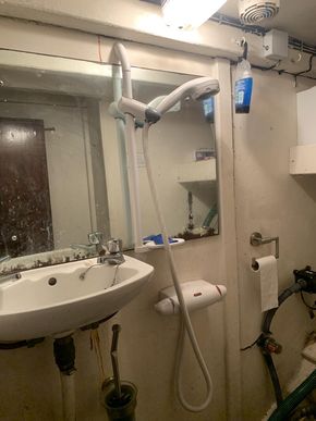 22/04/25 Heads, shower, port side