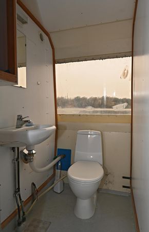 Toilett on main deck