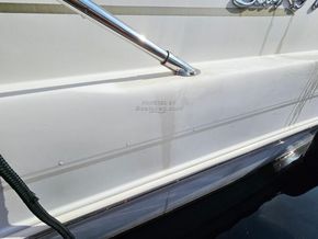 Sea Ray 240 Sundancer  - Hull Close Up