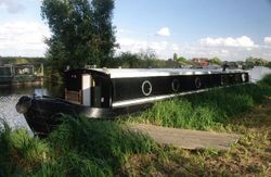 60 x 10 foot wide beam house boat