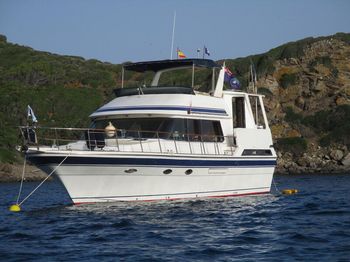 Horizon Trawler Yacht in idyllic Mediterranean location