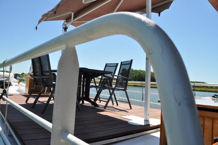 Charming well maintained 26m Luxe Motor fully converted ready to go