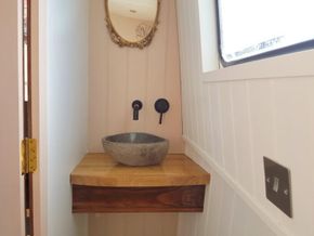 Contemporary design for small ensuite