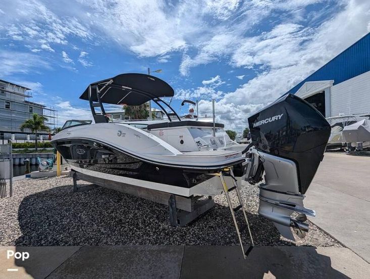 2023 Sea Ray 230 spx