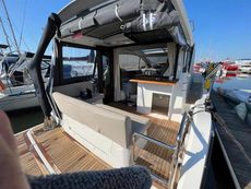 2018 Sealine C330