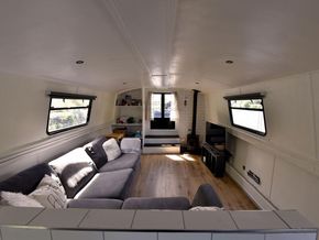 Wide Beam 60ft Modern interior - Interior