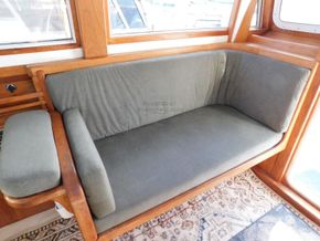 Trojan F-32 Flybridge Sportfish Sedan - Saloon
