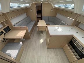 2025 Bavaria 37 Cruiser 7