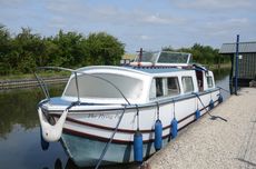 Dawncraft 30 GRP narrow beam cruiser