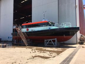 TWIN CHINE MODERN DESIGN CREW BOAT