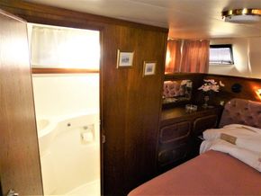 Cozy cabin interior of 1995 Aquafibre Bounty Boats 10/70 with ensuite bathroom and elegant decor.